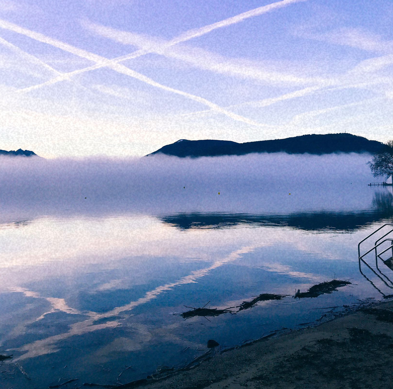 Brouillard sur le lac d'Annecy, ciel zébré